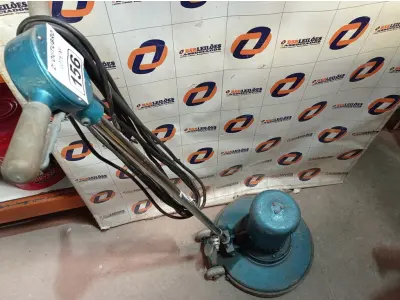 LOTE 156 - 01 ENCERADEIRA INDUSTRIAL. (NO ESTADO) ATENÇÃO! FAZER A VISITAÇÃO ANTES DE ARREMATAR, NÃO SABEMOS SE FUNCIONA. LEILÃO NÃO TEM GARANTIA E NEM DEVOLUÇÃO, SUJEITO A POSSÍVEIS AVARIAS VISÍVEIS/OCULTAS E/OU AUSÊNCIA DE COMPONENTES.