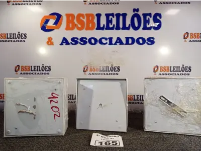 LOTE 165 - 03 LUMINÁRIAS DE SOBREPOR. (NO ESTADO) ATENÇÃO! FAZER A VISITAÇÃO ANTES DE ARREMATAR, NÃO SABEMOS SE FUNCIONA. LEILÃO NÃO TEM GARANTIA E NEM DEVOLUÇÃO, SUJEITO A POSSÍVEIS AVARIAS VISÍVEIS/OCULTAS E/OU AUSÊNCIA DE COMPONENTES.