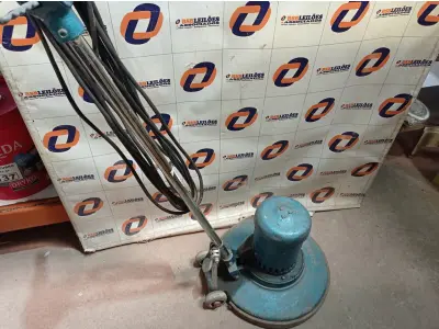 LOTE 156 - 01 ENCERADEIRA INDUSTRIAL. (NO ESTADO) ATENÇÃO! FAZER A VISITAÇÃO ANTES DE ARREMATAR, NÃO SABEMOS SE FUNCIONA. LEILÃO NÃO TEM GARANTIA E NEM DEVOLUÇÃO, SUJEITO A POSSÍVEIS AVARIAS VISÍVEIS/OCULTAS E/OU AUSÊNCIA DE COMPONENTES.