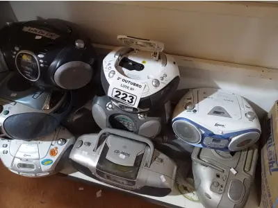 LOTE 223 - 10 APARELHOS DE SOM MARCAS E MODELOS DIVERSOS. (NO ESTADO) ATENÇÃO! FAZER A VISITAÇÃO ANTES DE ARREMATAR, NÃO SABEMOS SE FUNCIONA. LEILÃO NÃO TEM GARANTIA E NEM DEVOLUÇÃO, SUJEITO A POSSÍVEIS AVARIAS VISÍVEIS/OCULTAS E/OU AUSÊNCIA DE COMPONENTES.