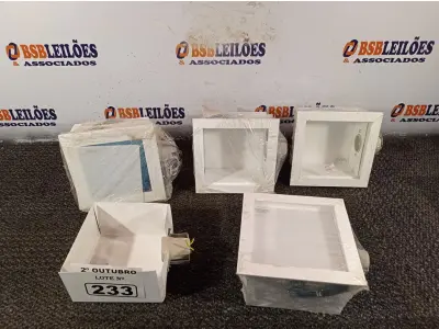 LOTE 233 - 05 LUMINÁRIAS QUADRADAS DE EMBUTIR. (NO ESTADO) ATENÇÃO! FAZER A VISITAÇÃO ANTES DE ARREMATAR, NÃO SABEMOS SE FUNCIONA. LEILÃO NÃO TEM GARANTIA E NEM DEVOLUÇÃO, SUJEITO A POSSÍVEIS AVARIAS VISÍVEIS/OCULTAS E/OU AUSÊNCIA DE COMPONENTES.
