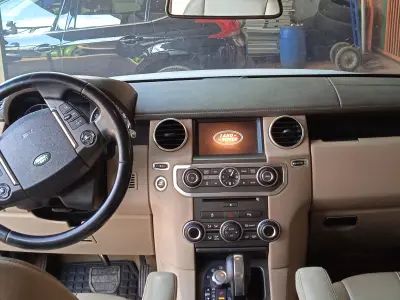 LOTE 506 - 01 I/LAND ROVER DISCOVERY 4 3.0 SE , DIESEL, COR BRANCA, ANO 2011/2012 (BLINDADA) (NO ESTADO)