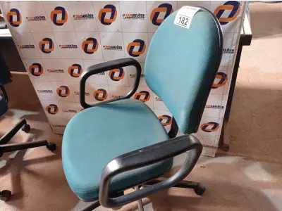 LOTE 182 - 01 CADEIRA DE ESCRITÓRIO COM BASE GIRATÓRIA. (NO ESTADO) ATENÇÃO! FAZER A VISITAÇÃO ANTES DE ARREMATAR, NÃO SABEMOS SE FUNCIONA. LEILÃO NÃO TEM GARANTIA E NEM DEVOLUÇÃO, SUJEITO A POSSÍVEIS AVARIAS VISÍVEIS/OCULTAS E/OU AUSÊNCIA DE COMPONENTES.