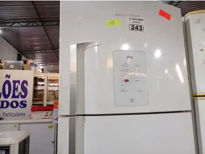 LOTE 243 - 01 GELADEIRA FROST FREE MARCA BRASTEMP 220V. (NO ESTADO) ATENÇÃO! FAZER A VISITAÇÃO ANTES DE ARREMATAR, NÃO SABEMOS SE FUNCIONA. LEILÃO NÃO TEM GARANTIA E NEM DEVOLUÇÃO, SUJEITO A POSSÍVEIS AVARIAS VISÍVEIS/OCULTAS E/OU AUSÊNCIA DE COMPONENTES.