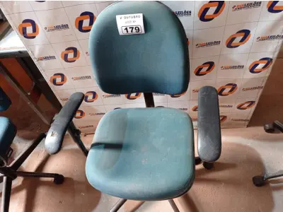 LOTE 179 - 01 CADEIRA DE ESCRITÓRIO COM BASE GIRATÓRIA. (NO ESTADO) ATENÇÃO! FAZER A VISITAÇÃO ANTES DE ARREMATAR, NÃO SABEMOS SE FUNCIONA. LEILÃO NÃO TEM GARANTIA E NEM DEVOLUÇÃO, SUJEITO A POSSÍVEIS AVARIAS VISÍVEIS/OCULTAS E/OU AUSÊNCIA DE COMPONENTES.