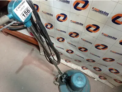 LOTE 156 - 01 ENCERADEIRA INDUSTRIAL. (NO ESTADO) ATENÇÃO! FAZER A VISITAÇÃO ANTES DE ARREMATAR, NÃO SABEMOS SE FUNCIONA. LEILÃO NÃO TEM GARANTIA E NEM DEVOLUÇÃO, SUJEITO A POSSÍVEIS AVARIAS VISÍVEIS/OCULTAS E/OU AUSÊNCIA DE COMPONENTES.