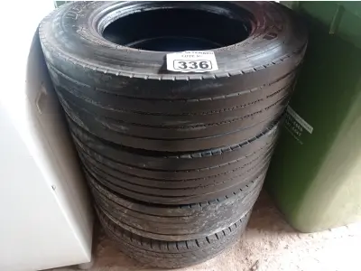 LOTE 336 - 01 RODA COM PNEU PARA CAMINHÃO ¾ 225/75/16 E 03 PNEUS PARA CAMINHÃO ¾ 215/75/17.5. (NO ESTADO) ATENÇÃO! FAZER A VISITAÇÃO ANTES DE ARREMATAR, NÃO SABEMOS SE FUNCIONA. LEILÃO NÃO TEM GARANTIA E NEM DEVOLUÇÃO, SUJEITO A POSSÍVEIS AVARIAS VISÍVEIS/OCULTAS E/OU AUSÊNCIA DE COMPONENTES.