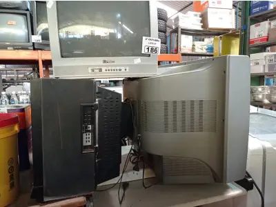 LOTE 186 - 03 TV’S DE TUBO MARCAS E MODELOS DIVERSOS PARA RETIRADA DE PEÇAS. (NO ESTADO) ATENÇÃO! FAZER A VISITAÇÃO ANTES DE ARREMATAR, NÃO SABEMOS SE FUNCIONA. LEILÃO NÃO TEM GARANTIA E NEM DEVOLUÇÃO, SUJEITO A POSSÍVEIS AVARIAS VISÍVEIS/OCULTAS E/OU AUSÊNCIA DE COMPONENTES.
