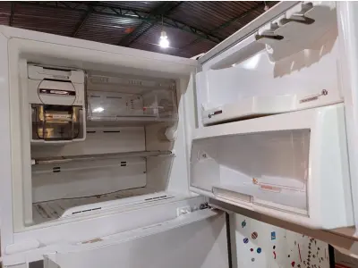 LOTE 243 - 01 GELADEIRA FROST FREE MARCA BRASTEMP 220V. (NO ESTADO) ATENÇÃO! FAZER A VISITAÇÃO ANTES DE ARREMATAR, NÃO SABEMOS SE FUNCIONA. LEILÃO NÃO TEM GARANTIA E NEM DEVOLUÇÃO, SUJEITO A POSSÍVEIS AVARIAS VISÍVEIS/OCULTAS E/OU AUSÊNCIA DE COMPONENTES.