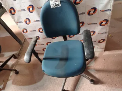 LOTE 184 - 01 CADEIRA DE ESCRITÓRIO COM BASE GIRATÓRIA. (NO ESTADO) ATENÇÃO! FAZER A VISITAÇÃO ANTES DE ARREMATAR, NÃO SABEMOS SE FUNCIONA. LEILÃO NÃO TEM GARANTIA E NEM DEVOLUÇÃO, SUJEITO A POSSÍVEIS AVARIAS VISÍVEIS/OCULTAS E/OU AUSÊNCIA DE COMPONENTES.