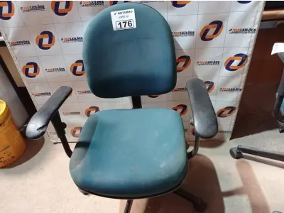 LOTE 176 - 01 CADEIRA DE ESCRITÓRIO COM BASE GIRATÓRIA. (NO ESTADO) ATENÇÃO! FAZER A VISITAÇÃO ANTES DE ARREMATAR, NÃO SABEMOS SE FUNCIONA. LEILÃO NÃO TEM GARANTIA E NEM DEVOLUÇÃO, SUJEITO A POSSÍVEIS AVARIAS VISÍVEIS/OCULTAS E/OU AUSÊNCIA DE COMPONENTES.