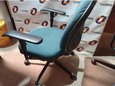 LOTE 176 - 01 CADEIRA DE ESCRITÓRIO COM BASE GIRATÓRIA. (NO ESTADO) ATENÇÃO! FAZER A VISITAÇÃO ANTES DE ARREMATAR, NÃO SABEMOS SE FUNCIONA. LEILÃO NÃO TEM GARANTIA E NEM DEVOLUÇÃO, SUJEITO A POSSÍVEIS AVARIAS VISÍVEIS/OCULTAS E/OU AUSÊNCIA DE COMPONENTES.