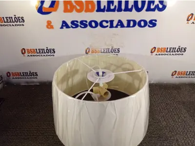 LOTE 202 - 01 PENDENTE SÃO PAULO NA COR BRANCA. (NO ESTADO) ATENÇÃO! FAZER A VISITAÇÃO ANTES DE ARREMATAR, NÃO SABEMOS SE FUNCIONA. LEILÃO NÃO TEM GARANTIA E NEM DEVOLUÇÃO, SUJEITO A POSSÍVEIS AVARIAS VISÍVEIS/OCULTAS E/OU AUSÊNCIA DE COMPONENTES.