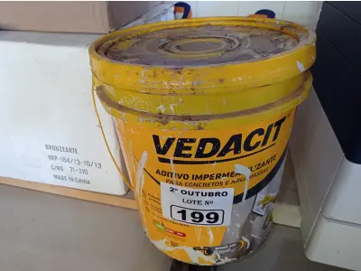 LOTE 199 - 01 BALDE DE VEDACIT, ADITIVO IMPERMEABILIZANTE PARA CONCRETOS E ARGAMASSAS 18L. (NO ESTADO) ATENÇÃO! FAZER A VISITAÇÃO ANTES DE ARREMATAR, NÃO SABEMOS SE FUNCIONA. LEILÃO NÃO TEM GARANTIA E NEM DEVOLUÇÃO, SUJEITO A POSSÍVEIS AVARIAS VISÍVEIS/OCULTAS E/OU AUSÊNCIA DE COMPONENTES.