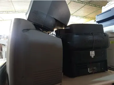 LOTE 197 - 03 TV’S DE TUBO MARCAS E MODELOS DIVERSOS PARA RETIRADA DE PEÇAS. (NO ESTADO) ATENÇÃO! FAZER A VISITAÇÃO ANTES DE ARREMATAR, NÃO SABEMOS SE FUNCIONA. LEILÃO NÃO TEM GARANTIA E NEM DEVOLUÇÃO, SUJEITO A POSSÍVEIS AVARIAS VISÍVEIS/OCULTAS E/OU AUSÊNCIA DE COMPONENTES.