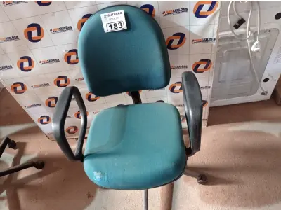 LOTE 183 - 01 CADEIRA DE ESCRITÓRIO COM BASE GIRATÓRIA. (NO ESTADO) ATENÇÃO! FAZER A VISITAÇÃO ANTES DE ARREMATAR, NÃO SABEMOS SE FUNCIONA. LEILÃO NÃO TEM GARANTIA E NEM DEVOLUÇÃO, SUJEITO A POSSÍVEIS AVARIAS VISÍVEIS/OCULTAS E/OU AUSÊNCIA DE COMPONENTES.