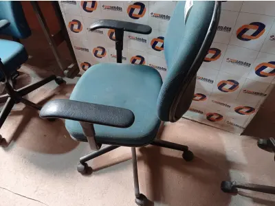 LOTE 179 - 01 CADEIRA DE ESCRITÓRIO COM BASE GIRATÓRIA. (NO ESTADO) ATENÇÃO! FAZER A VISITAÇÃO ANTES DE ARREMATAR, NÃO SABEMOS SE FUNCIONA. LEILÃO NÃO TEM GARANTIA E NEM DEVOLUÇÃO, SUJEITO A POSSÍVEIS AVARIAS VISÍVEIS/OCULTAS E/OU AUSÊNCIA DE COMPONENTES.
