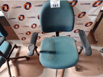 LOTE 181 - 01 CADEIRA DE ESCRITÓRIO COM BASE GIRATÓRIA. (NO ESTADO) ATENÇÃO! FAZER A VISITAÇÃO ANTES DE ARREMATAR, NÃO SABEMOS SE FUNCIONA. LEILÃO NÃO TEM GARANTIA E NEM DEVOLUÇÃO, SUJEITO A POSSÍVEIS AVARIAS VISÍVEIS/OCULTAS E/OU AUSÊNCIA DE COMPONENTES.