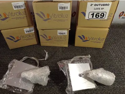 LOTE 169 - 06 LUMINÁRIAS PENDENTE FOSCO VITROLUX CÓD. C-003. (NO ESTADO) ATENÇÃO! FAZER A VISITAÇÃO ANTES DE ARREMATAR, NÃO SABEMOS SE FUNCIONA. LEILÃO NÃO TEM GARANTIA E NEM DEVOLUÇÃO, SUJEITO A POSSÍVEIS AVARIAS VISÍVEIS/OCULTAS E/OU AUSÊNCIA DE COMPONENTES.