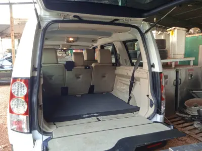 LOTE 506 - 01 I/LAND ROVER DISCOVERY 4 3.0 SE , DIESEL, COR BRANCA, ANO 2011/2012 (BLINDADA) (NO ESTADO)