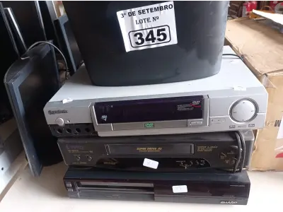 LOTE 345 - 03 VIDEOCASSETES, 02 APARELHOS DE DVD E 02 FRAGMENTADORAS DE PAPEL MARCAS E MODELOS DIVERSOS. (NO ESTADO) ATENÇÃO! FAZER A VISITAÇÃO ANTES DE ARREMATAR, NÃO SABEMOS SE FUNCIONA. LEILÃO NÃO TEM GARANTIA E NEM DEVOLUÇÃO, SUJEITO A POSSÍVEIS AVARIAS VISÍVEIS/OCULTAS E/OU AUSÊNCIA DE COMPONENTES.
