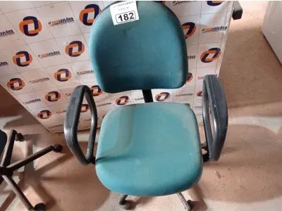 LOTE 182 - 01 CADEIRA DE ESCRITÓRIO COM BASE GIRATÓRIA. (NO ESTADO) ATENÇÃO! FAZER A VISITAÇÃO ANTES DE ARREMATAR, NÃO SABEMOS SE FUNCIONA. LEILÃO NÃO TEM GARANTIA E NEM DEVOLUÇÃO, SUJEITO A POSSÍVEIS AVARIAS VISÍVEIS/OCULTAS E/OU AUSÊNCIA DE COMPONENTES.