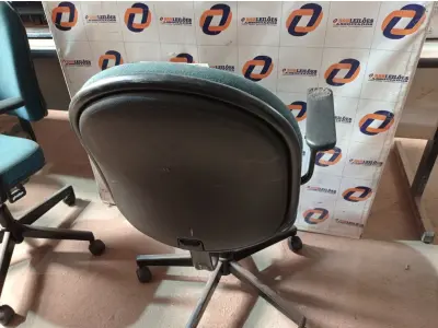 LOTE 181 - 01 CADEIRA DE ESCRITÓRIO COM BASE GIRATÓRIA. (NO ESTADO) ATENÇÃO! FAZER A VISITAÇÃO ANTES DE ARREMATAR, NÃO SABEMOS SE FUNCIONA. LEILÃO NÃO TEM GARANTIA E NEM DEVOLUÇÃO, SUJEITO A POSSÍVEIS AVARIAS VISÍVEIS/OCULTAS E/OU AUSÊNCIA DE COMPONENTES.