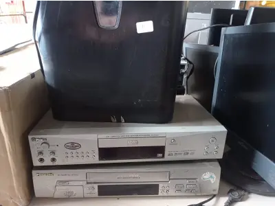 LOTE 345 - 03 VIDEOCASSETES, 02 APARELHOS DE DVD E 02 FRAGMENTADORAS DE PAPEL MARCAS E MODELOS DIVERSOS. (NO ESTADO) ATENÇÃO! FAZER A VISITAÇÃO ANTES DE ARREMATAR, NÃO SABEMOS SE FUNCIONA. LEILÃO NÃO TEM GARANTIA E NEM DEVOLUÇÃO, SUJEITO A POSSÍVEIS AVARIAS VISÍVEIS/OCULTAS E/OU AUSÊNCIA DE COMPONENTES.