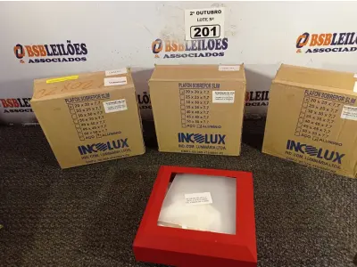 LOTE 201 - 04 PLAFONS DE SOBREPOR 20X20 INCOLUSTRE. (NO ESTADO) ATENÇÃO! FAZER A VISITAÇÃO ANTES DE ARREMATAR, NÃO SABEMOS SE FUNCIONA. LEILÃO NÃO TEM GARANTIA E NEM DEVOLUÇÃO, SUJEITO A POSSÍVEIS AVARIAS VISÍVEIS/OCULTAS E/OU AUSÊNCIA DE COMPONENTES.