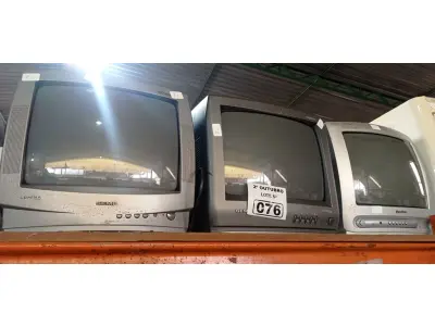 LOTE 076 - 03 TV’S DE TUBO MARCAS E MODELOS DIVERSOS. (NO ESTADO) ATENÇÃO! FAZER A VISITAÇÃO ANTES DE ARREMATAR, NÃO SABEMOS SE FUNCIONA. LEILÃO NÃO TEM GARANTIA E NEM DEVOLUÇÃO, SUJEITO A POSSÍVEIS AVARIAS VISÍVEIS/OCULTAS E/OU AUSÊNCIA DE COMPONENTES.