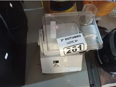 LOTE 261 - 01 MOEDOR DE CARNE INCOMPLETO. (NO ESTADO) ATENÇÃO! FAZER A VISITAÇÃO ANTES DE ARREMATAR, NÃO SABEMOS SE FUNCIONA. LEILÃO NÃO TEM GARANTIA E NEM DEVOLUÇÃO, SUJEITO A POSSÍVEIS AVARIAS VISÍVEIS/OCULTAS E/OU AUSÊNCIA DE COMPONENTES.