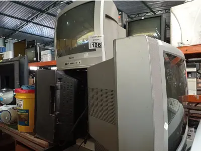 LOTE 186 - 03 TV’S DE TUBO MARCAS E MODELOS DIVERSOS PARA RETIRADA DE PEÇAS. (NO ESTADO) ATENÇÃO! FAZER A VISITAÇÃO ANTES DE ARREMATAR, NÃO SABEMOS SE FUNCIONA. LEILÃO NÃO TEM GARANTIA E NEM DEVOLUÇÃO, SUJEITO A POSSÍVEIS AVARIAS VISÍVEIS/OCULTAS E/OU AUSÊNCIA DE COMPONENTES.