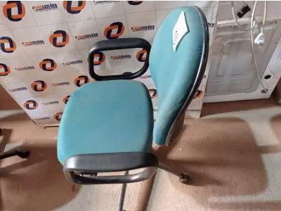 LOTE 183 - 01 CADEIRA DE ESCRITÓRIO COM BASE GIRATÓRIA. (NO ESTADO) ATENÇÃO! FAZER A VISITAÇÃO ANTES DE ARREMATAR, NÃO SABEMOS SE FUNCIONA. LEILÃO NÃO TEM GARANTIA E NEM DEVOLUÇÃO, SUJEITO A POSSÍVEIS AVARIAS VISÍVEIS/OCULTAS E/OU AUSÊNCIA DE COMPONENTES.