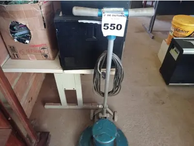LOTE 550 - 01 ENCERADEIRA INDUSTRIAL. (NO ESTADO) ATENÇÃO! FAZER A VISITAÇÃO ANTES DE ARREMATAR, NÃO SABEMOS SE FUNCIONA. LEILÃO NÃO TEM GARANTIA E NEM DEVOLUÇÃO, SUJEITO A POSSÍVEIS AVARIAS VISÍVEIS/OCULTAS E/OU AUSÊNCIA DE COMPONENTES.