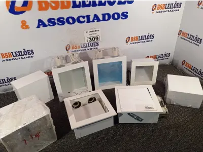 LOTE 309 - 09 LUMINÁRIAS MARCAS E MODELOS DIVERSOS. (NO ESTADO) ATENÇÃO! FAZER A VISITAÇÃO ANTES DE ARREMATAR, NÃO SABEMOS SE FUNCIONA. LEILÃO NÃO TEM GARANTIA E NEM DEVOLUÇÃO, SUJEITO A POSSÍVEIS AVARIAS VISÍVEIS/OCULTAS E/OU AUSÊNCIA DE COMPONENTES.