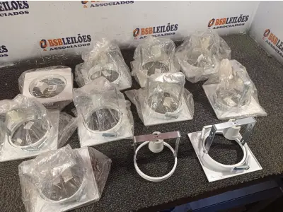 LOTE 580 - 12 LUMINÁRIAS DE EMBUTIR. (NO ESTADO) ATENÇÃO! FAZER A VISITAÇÃO ANTES DE ARREMATAR, NÃO SABEMOS SE FUNCIONA. LEILÃO NÃO TEM GARANTIA E NEM DEVOLUÇÃO, SUJEITO A POSSÍVEIS AVARIAS VISÍVEIS/OCULTAS E/OU AUSÊNCIA DE COMPONENTES.