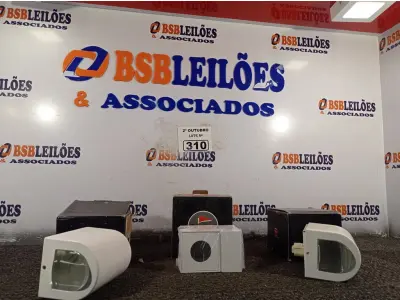 LOTE 310 - 03 ARANDELAS PIOLUCE SENDO 02 CURVAS E 01 RETANGULAR. (NO ESTADO) ATENÇÃO! FAZER A VISITAÇÃO ANTES DE ARREMATAR, NÃO SABEMOS SE FUNCIONA. LEILÃO NÃO TEM GARANTIA E NEM DEVOLUÇÃO, SUJEITO A POSSÍVEIS AVARIAS VISÍVEIS/OCULTAS E/OU AUSÊNCIA DE COMPONENTES.