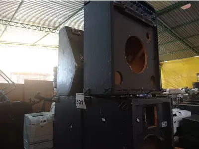 LOTE 501 - 04 CAIXAS DE SOM INCOMPLETAS. (NO ESTADO) ATENÇÃO! FAZER A VISITAÇÃO ANTES DE ARREMATAR, NÃO SABEMOS SE FUNCIONA. LEILÃO NÃO TEM GARANTIA E NEM DEVOLUÇÃO, SUJEITO A POSSÍVEIS AVARIAS VISÍVEIS/OCULTAS E/OU AUSÊNCIA DE COMPONENTES.