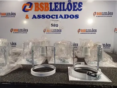 LOTE 580 - 12 LUMINÁRIAS DE EMBUTIR. (NO ESTADO) ATENÇÃO! FAZER A VISITAÇÃO ANTES DE ARREMATAR, NÃO SABEMOS SE FUNCIONA. LEILÃO NÃO TEM GARANTIA E NEM DEVOLUÇÃO, SUJEITO A POSSÍVEIS AVARIAS VISÍVEIS/OCULTAS E/OU AUSÊNCIA DE COMPONENTES.