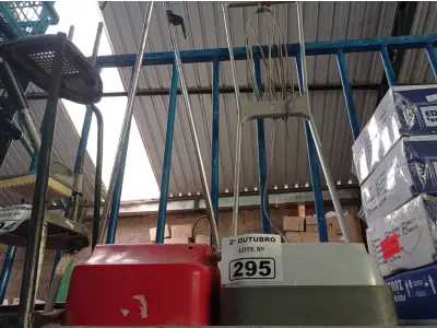 LOTE 295 - 02 ASPIRADORES DE PÓ MARCAS E MODELOS DIVERSOS. (NO ESTADO) ATENÇÃO! FAZER A VISITAÇÃO ANTES DE ARREMATAR, NÃO SABEMOS SE FUNCIONA. LEILÃO NÃO TEM GARANTIA E NEM DEVOLUÇÃO, SUJEITO A POSSÍVEIS AVARIAS VISÍVEIS/OCULTAS E/OU AUSÊNCIA DE COMPONENTES.