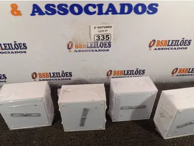LOTE 335 - 04 LUMINÁRIAS DE SOBREPOR EM ACRÍLICO. (NO ESTADO) ATENÇÃO! FAZER A VISITAÇÃO ANTES DE ARREMATAR, NÃO SABEMOS SE FUNCIONA. LEILÃO NÃO TEM GARANTIA E NEM DEVOLUÇÃO, SUJEITO A POSSÍVEIS AVARIAS VISÍVEIS/OCULTAS E/OU AUSÊNCIA DE COMPONENTES.