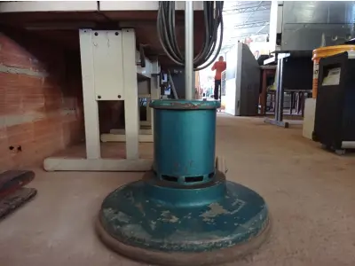 LOTE 550 - 01 ENCERADEIRA INDUSTRIAL. (NO ESTADO) ATENÇÃO! FAZER A VISITAÇÃO ANTES DE ARREMATAR, NÃO SABEMOS SE FUNCIONA. LEILÃO NÃO TEM GARANTIA E NEM DEVOLUÇÃO, SUJEITO A POSSÍVEIS AVARIAS VISÍVEIS/OCULTAS E/OU AUSÊNCIA DE COMPONENTES.