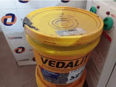 LOTE 527 - 01 BALDE DE VEDALIT, ADITIVO PLASTIFICANTE CONCENTRADO PARA ARGAMASSA DE ASSENTAMENTO E REBOCO CONVENCIONAL 18L. (NO ESTADO) ATENÇÃO! FAZER A VISITAÇÃO ANTES DE ARREMATAR, NÃO SABEMOS SE FUNCIONA. LEILÃO NÃO TEM GARANTIA E NEM DEVOLUÇÃO, SUJEITO A POSSÍVEIS AVARIAS VISÍVEIS/OCULTAS E/OU AUSÊNCIA DE COMPONENTES.