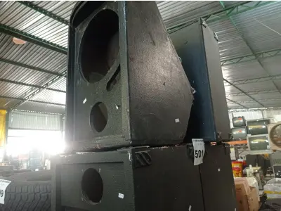 LOTE 501 - 04 CAIXAS DE SOM INCOMPLETAS. (NO ESTADO) ATENÇÃO! FAZER A VISITAÇÃO ANTES DE ARREMATAR, NÃO SABEMOS SE FUNCIONA. LEILÃO NÃO TEM GARANTIA E NEM DEVOLUÇÃO, SUJEITO A POSSÍVEIS AVARIAS VISÍVEIS/OCULTAS E/OU AUSÊNCIA DE COMPONENTES.
