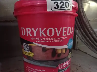 LOTE 320 - 01 BALDE DE DRYKOVEDA, ADITIVO IMPERMEABILIZANTE PARA ARGAMASSA E CONCRETO 18L. (NO ESTADO) ATENÇÃO! FAZER A VISITAÇÃO ANTES DE ARREMATAR, NÃO SABEMOS SE FUNCIONA. LEILÃO NÃO TEM GARANTIA E NEM DEVOLUÇÃO, SUJEITO A POSSÍVEIS AVARIAS VISÍVEIS/OCULTAS E/OU AUSÊNCIA DE COMPONENTES.