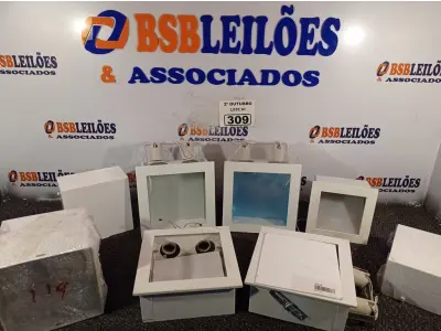 LOTE 309 - 09 LUMINÁRIAS MARCAS E MODELOS DIVERSOS. (NO ESTADO) ATENÇÃO! FAZER A VISITAÇÃO ANTES DE ARREMATAR, NÃO SABEMOS SE FUNCIONA. LEILÃO NÃO TEM GARANTIA E NEM DEVOLUÇÃO, SUJEITO A POSSÍVEIS AVARIAS VISÍVEIS/OCULTAS E/OU AUSÊNCIA DE COMPONENTES.