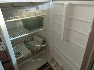 LOTE 520 - 01 GELADEIRA MARCA BRASTEMP 220V. (NO ESTADO) ATENÇÃO! FAZER A VISITAÇÃO ANTES DE ARREMATAR, NÃO SABEMOS SE FUNCIONA. LEILÃO NÃO TEM GARANTIA E NEM DEVOLUÇÃO, SUJEITO A POSSÍVEIS AVARIAS VISÍVEIS/OCULTAS E/OU AUSÊNCIA DE COMPONENTES.
