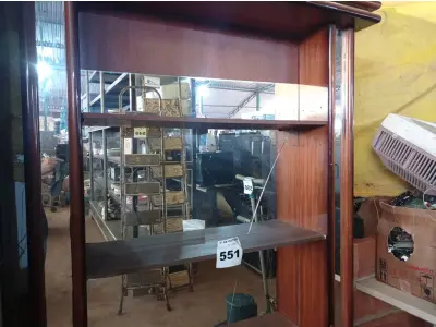 LOTE 551 - 01 ESTANTE EM MADEIRA COM AVARIAS. (NO ESTADO) ATENÇÃO! FAZER A VISITAÇÃO ANTES DE ARREMATAR, NÃO SABEMOS SE FUNCIONA. LEILÃO NÃO TEM GARANTIA E NEM DEVOLUÇÃO, SUJEITO A POSSÍVEIS AVARIAS VISÍVEIS/OCULTAS E/OU AUSÊNCIA DE COMPONENTES.