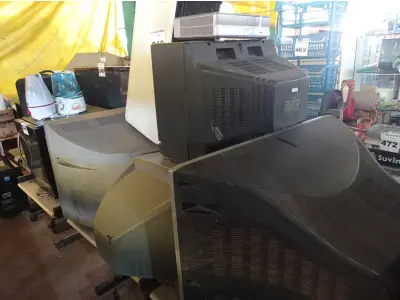 LOTE 543 - 05 TV’S DE TUBO, 01 PROJETOR MULTIMIDIA E 01 CLIMATIZADOR MARCAS E MODELOS DIVERSOS. (NO ESTADO) ATENÇÃO! FAZER A VISITAÇÃO ANTES DE ARREMATAR, NÃO SABEMOS SE FUNCIONA. LEILÃO NÃO TEM GARANTIA E NEM DEVOLUÇÃO, SUJEITO A POSSÍVEIS AVARIAS VISÍVEIS/OCULTAS E/OU AUSÊNCIA DE COMPONENTES.