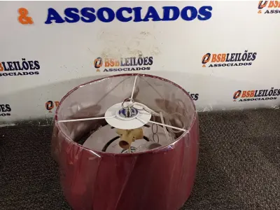 LOTE 523 - 01 PENDENTE SÃO PAULO 3XE27 VINHO. (NO ESTADO) ATENÇÃO! FAZER A VISITAÇÃO ANTES DE ARREMATAR, NÃO SABEMOS SE FUNCIONA. LEILÃO NÃO TEM GARANTIA E NEM DEVOLUÇÃO, SUJEITO A POSSÍVEIS AVARIAS VISÍVEIS/OCULTAS E/OU AUSÊNCIA DE COMPONENTES.